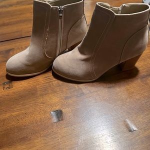 Woman's size 7 tan bootie.